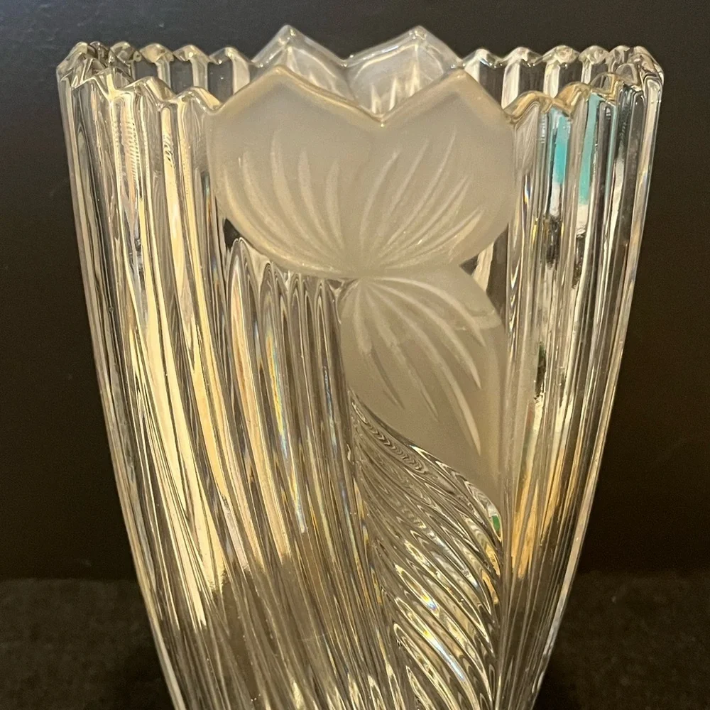 VTG Anna Hutte Bleikristall clear cut 24% lead crystal vase frosted iris design